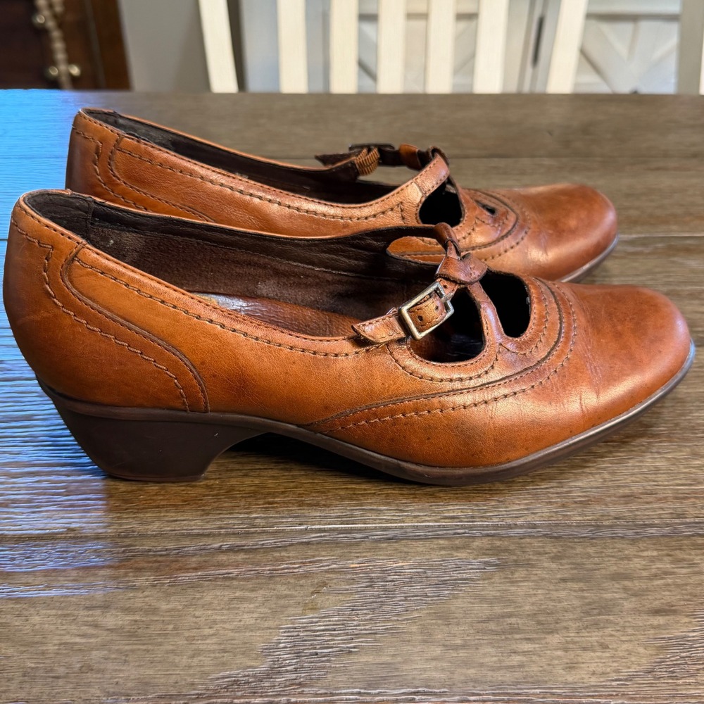Clarks Women Cognac Brown Leather T-Strap Mary Jane Pumps Low Heel Shoes 10 - Picture 3 of 9